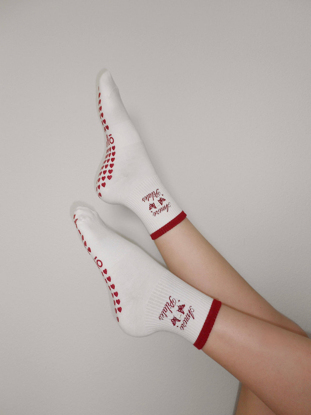AMORE PILATES CREW GRIP SOCKS - CREAM/RED: M-L