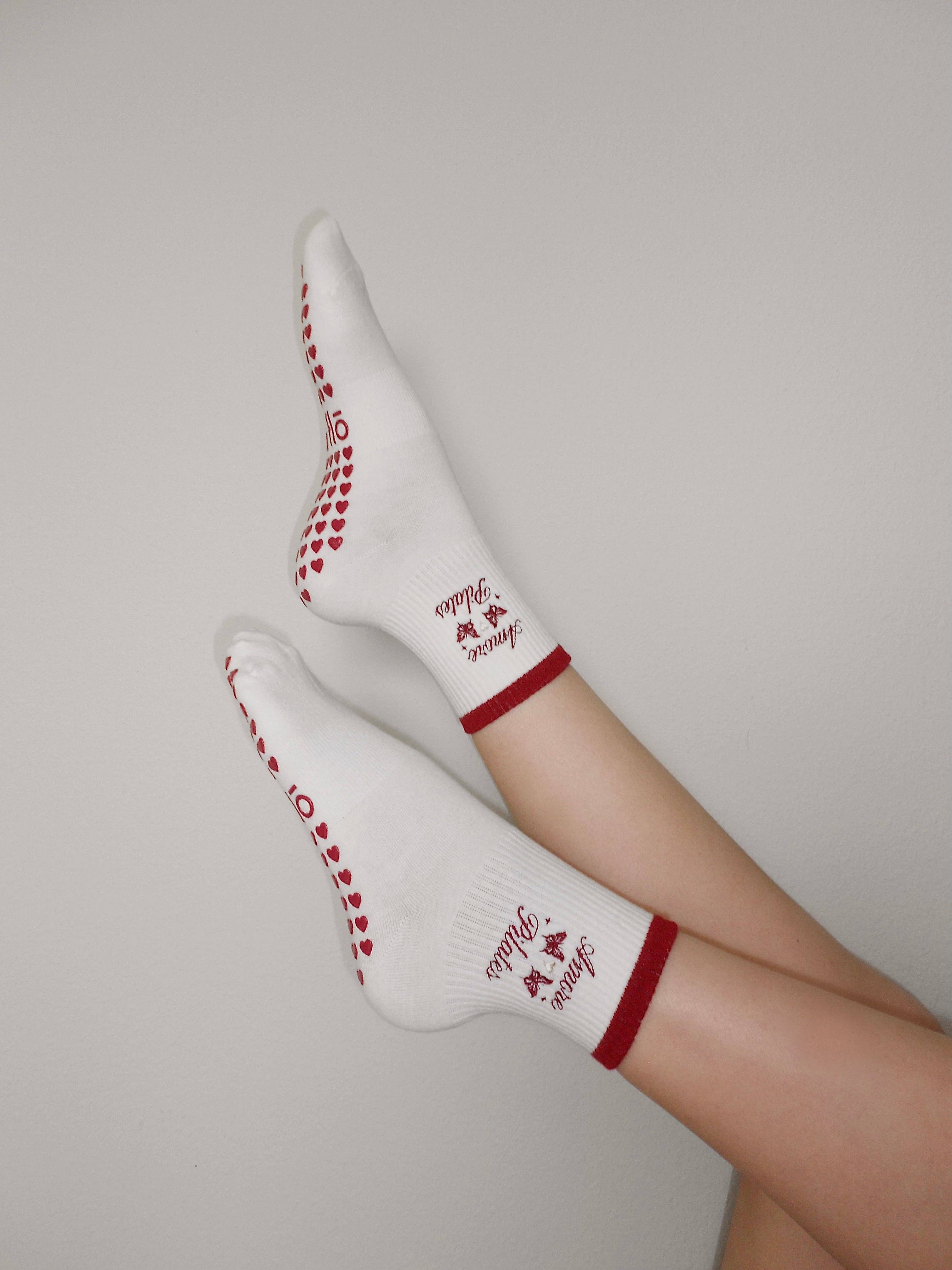AMORE PILATES CREW GRIP SOCKS - CREAM/RED: M-L