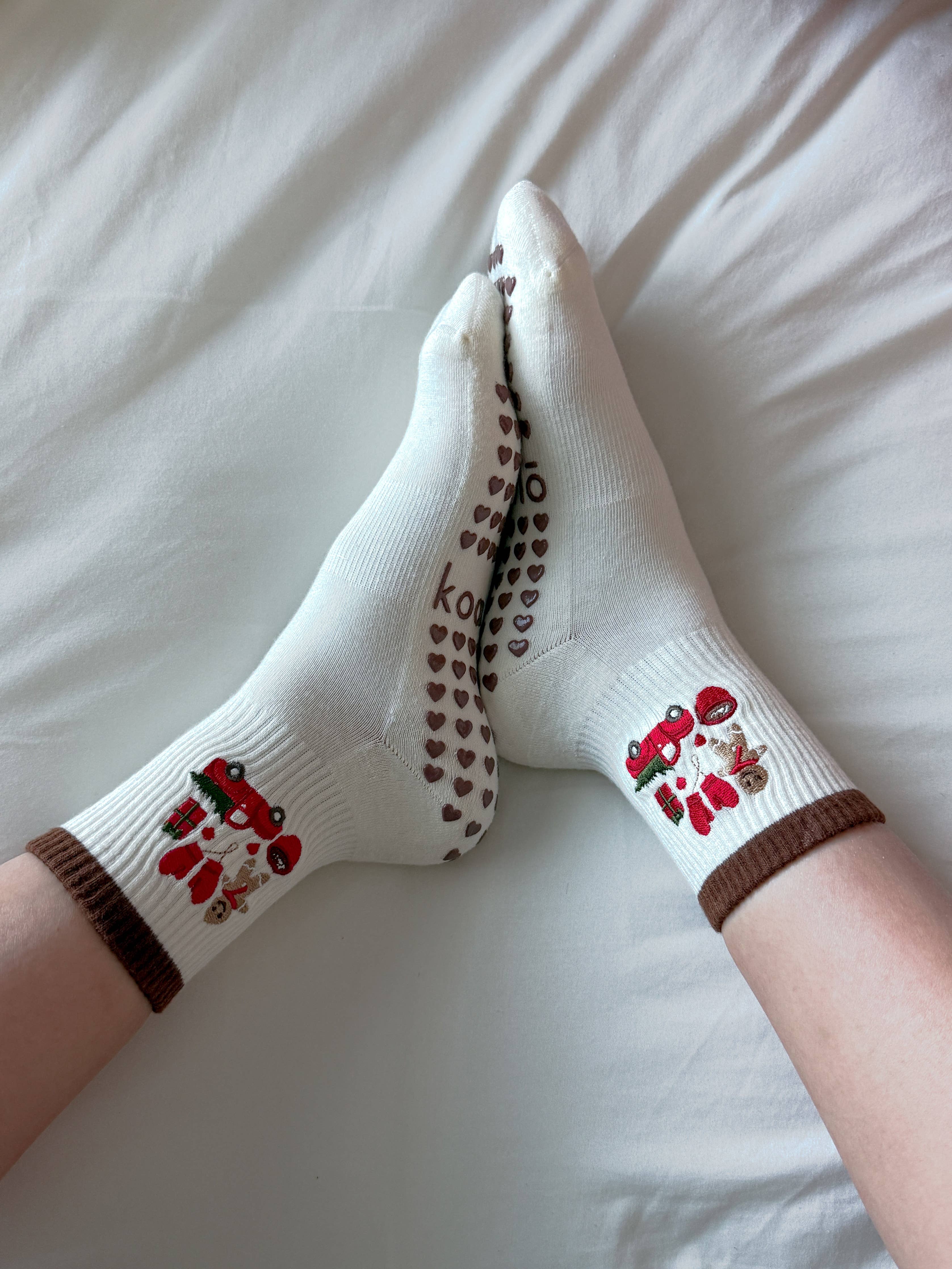 GINGERBREAD LANE CREW GRIP SOCKS - CREAM/BROWN: M-L