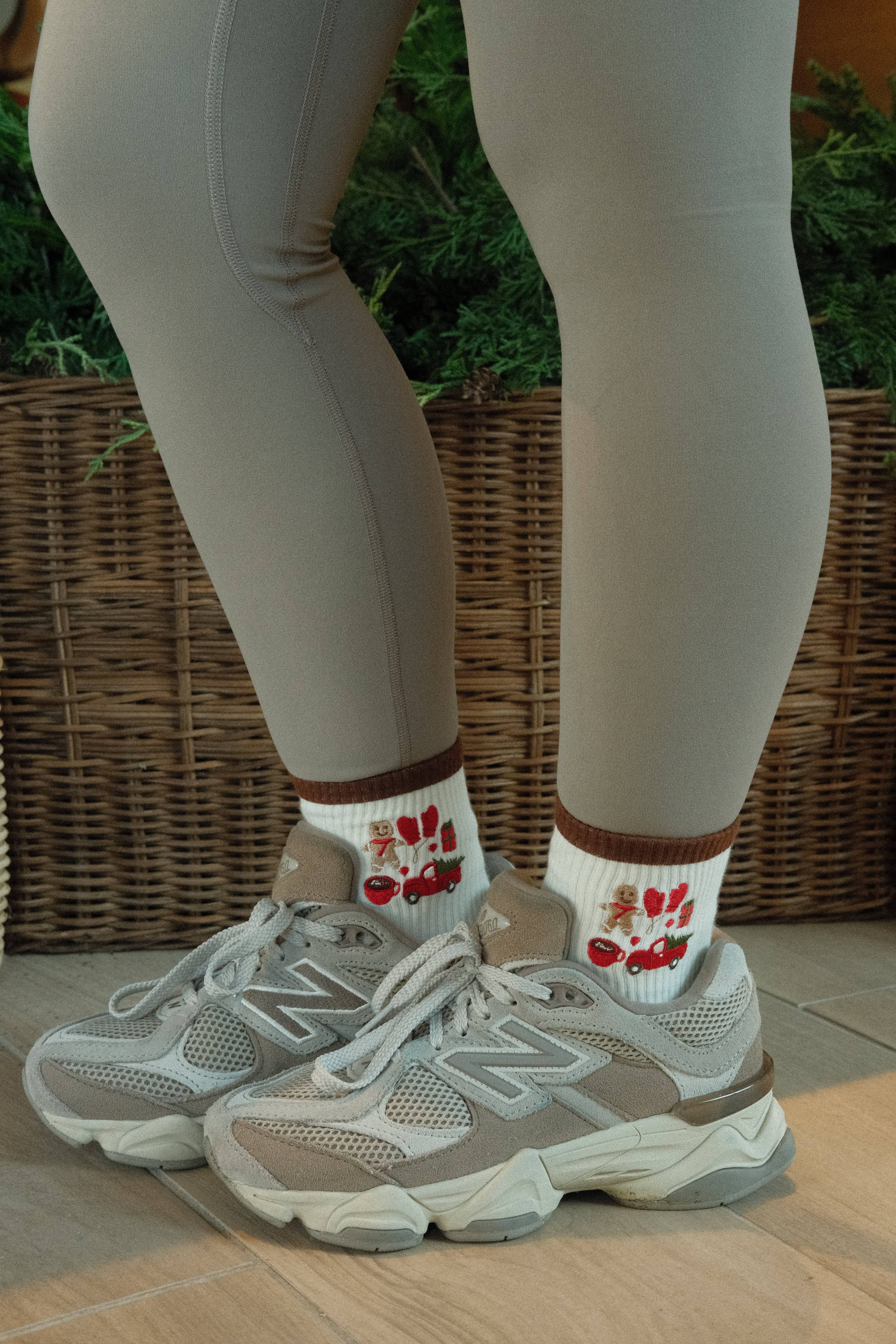 GINGERBREAD LANE CREW GRIP SOCKS - CREAM/BROWN: M-L