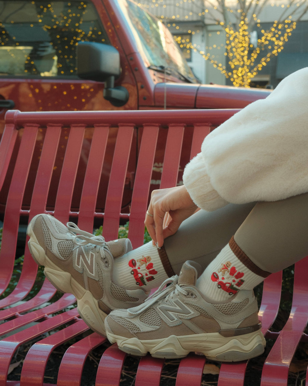 GINGERBREAD LANE CREW GRIP SOCKS - CREAM/BROWN: M-L