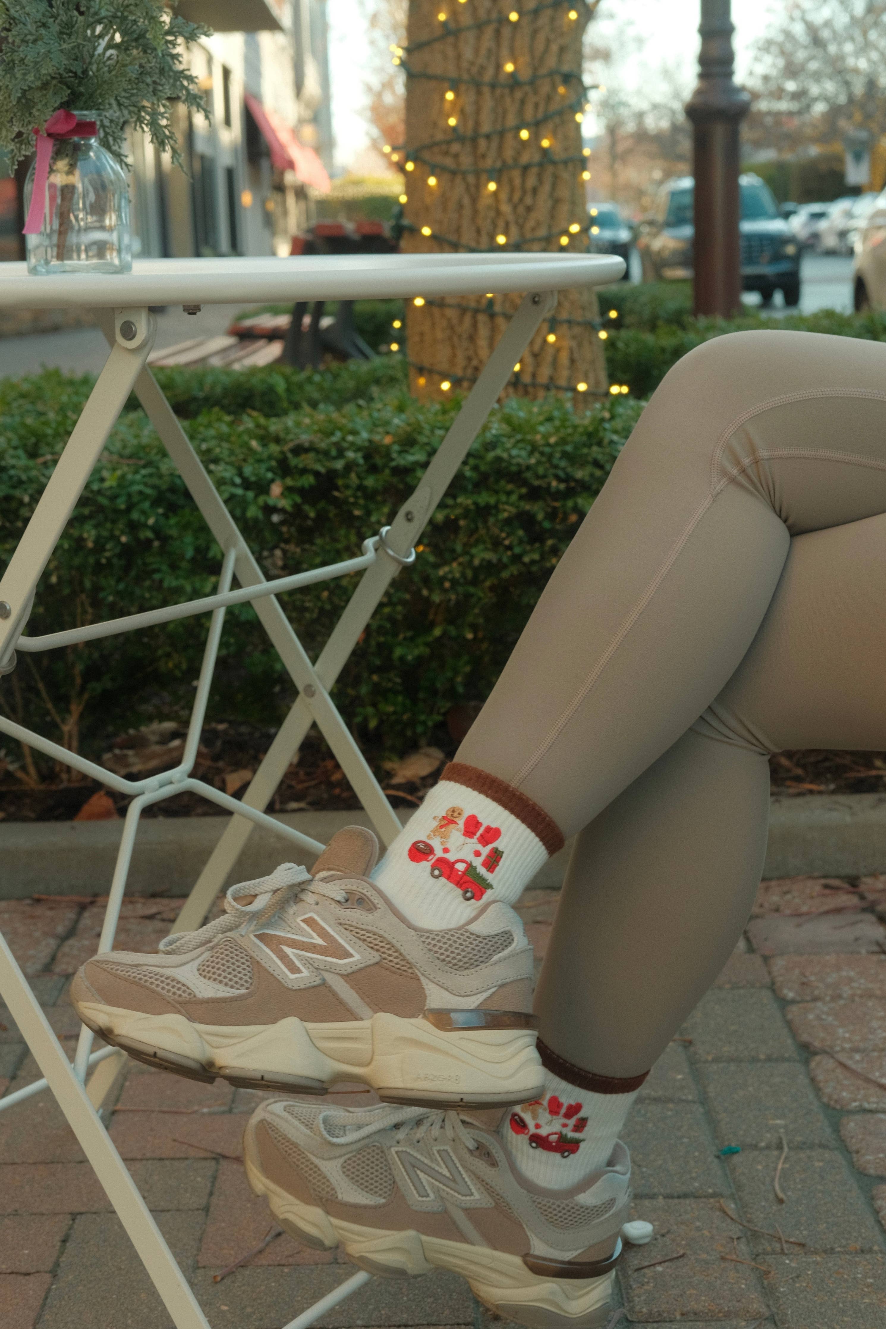 GINGERBREAD LANE CREW GRIP SOCKS - CREAM/BROWN: M-L