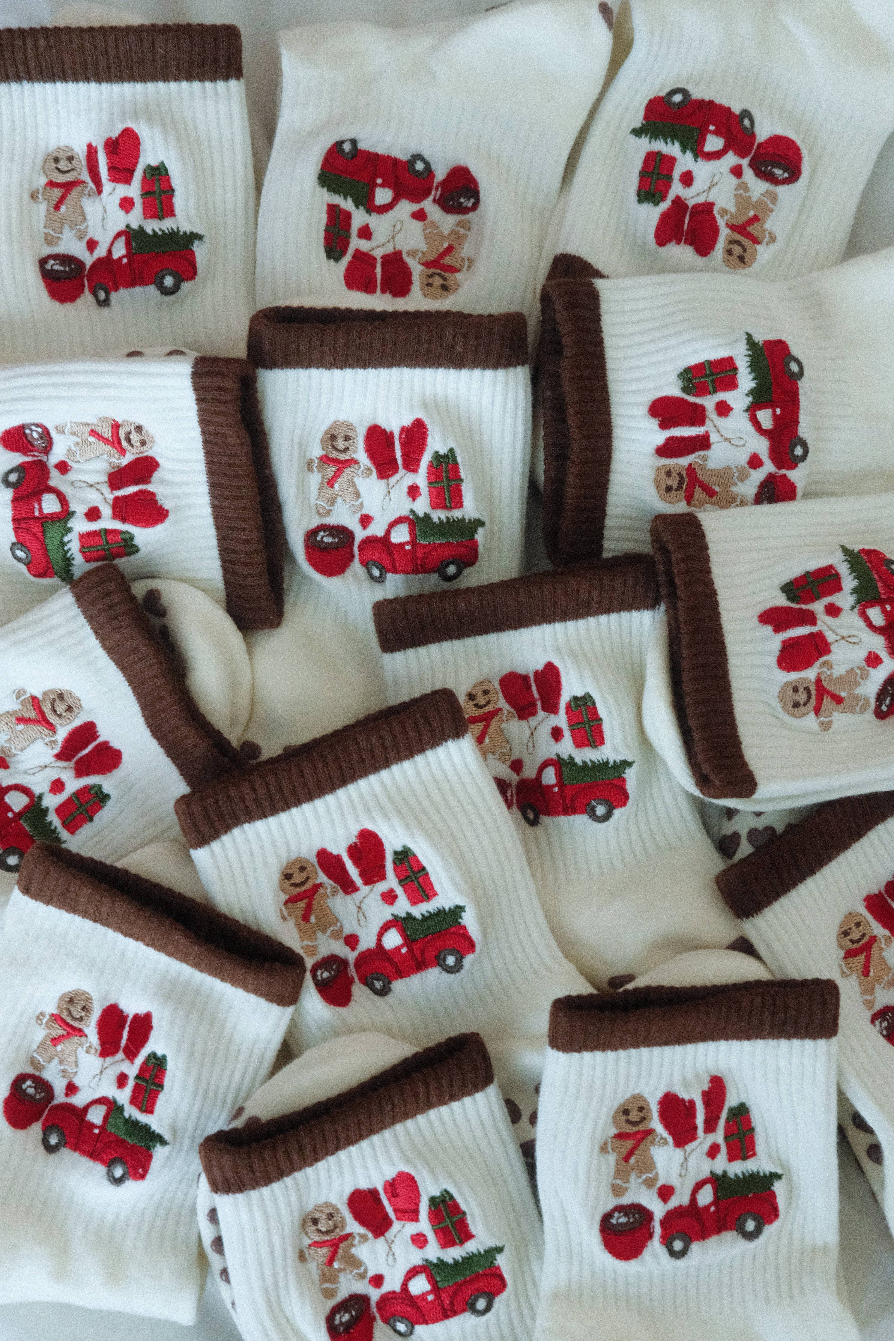 GINGERBREAD LANE CREW GRIP SOCKS - CREAM/BROWN: M-L